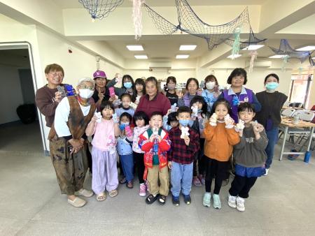 橋仔社協舉辦扭扭小兔手作活動，大小朋友創作出不同風貌的可愛作品，現場氣氛歡樂。（圖／文：鄭禮頤）