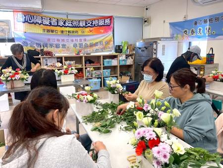 民政社會處與婦女福利服務中心辦理「花語心語工作坊」，以花療癒照顧者身心。（圖：民社處）