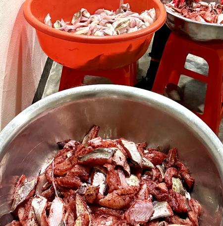 亮紅色的紅糟巴在鰻魚上，成了冬季最誘人的家常風景。（圖／文：蔡夢玲）