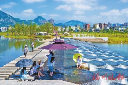 遊客在魚鱗壩上游玩。