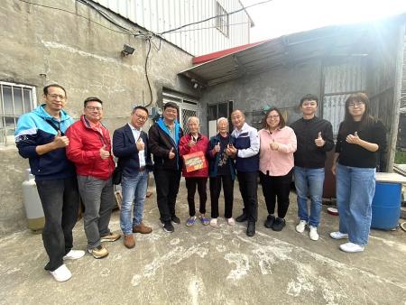 鄉公所團隊偕同鄉代會前往兩村向91歲與95歲長者獻上生日祝福，並致上金戒指與祝壽禮盒。（圖／文：鄭禮頤）