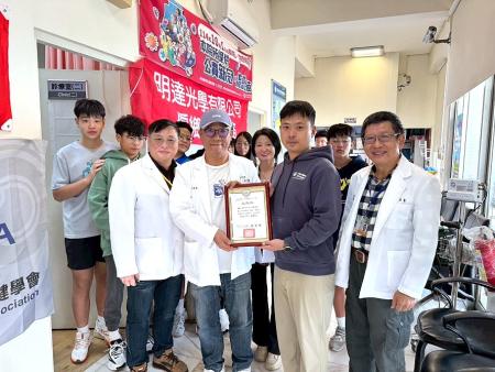 台灣視光視力保健學會送愛到偏鄉，免費為學生檢查視力及配鏡。（圖／文：宋幸儒）