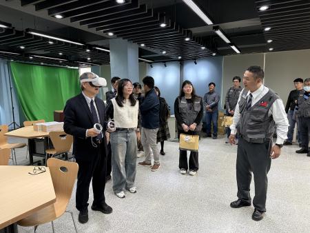 教育部長鄭英耀率隊來馬與各校校長及馬祖高中教師進行座談，與會者踴躍提出各項問題與建議；鄭英耀一行也視察校園，了解校務現況。（圖／文：王致潔）