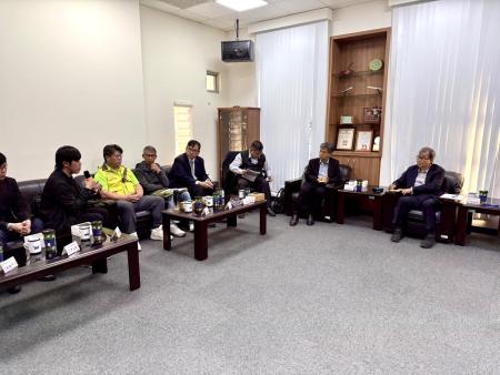 教育部長鄭英耀與地方文教團體及教育相關人士座談，傾聽馬祖對教育政策與發展的想法。（圖／文：王致潔）