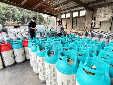 台灣中油宣布家庭用液化石油氣（桶裝瓦斯）漲價，調漲後16公斤瓦斯每桶750元、20公斤每桶950元。（圖／文：馮紹夫）