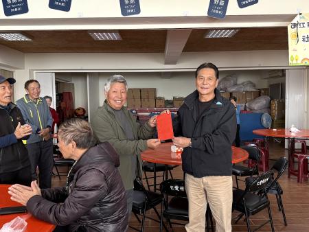 縣長王忠銘前往鐵板社協與鄉親共餐，親切關心大家的生活近況與需求。（圖／文：王致潔）