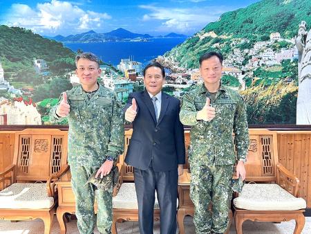 馬防部新任政戰主任張博彥（右）12月1日上任與指揮官劉慎謨共同拜訪縣長王忠銘。（圖／文：馮紹夫）