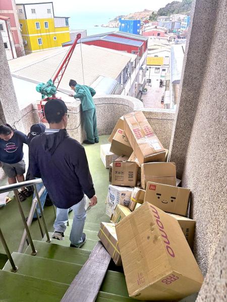 東引20棟「三義村」，車輛無法進入，吊桿成為郵務士送貨利器。（圖／文：陳其敏）