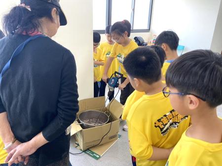 塘岐國小四年級學生體驗打魚漿、捏魚丸與品嘗成果，理解手作料理的工序與樂趣。（圖／文：鄭禮頤）