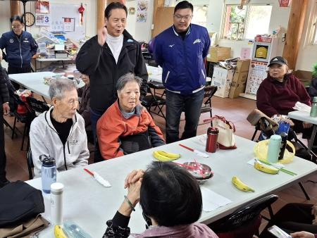 縣長王忠銘偕同議員曹以標、代理秘書長陳明傑等人赴山隴社協C據點，與長者共餐、致贈加菜金，並關心長輩的日常需求與社區現況。（圖：縣府）