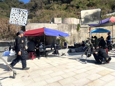 電影劇組日前已在北竿展開拍攝作業，現場同步進行器材架設與場景調度。（圖／文：鄭禮頤）