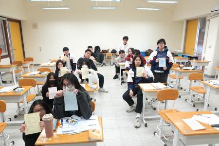 文物館與馬高合辦工作坊，讓青年更了解馬祖歷史，並透過寫信給未來的自己呈現心聲、探索離鄉與認同等課題，也作為未來策展素材。（圖：縣府文化處）