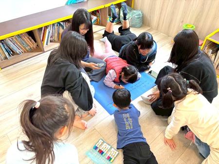 唐氏症基金會與坂里社協、海大馬祖校區合作，培力海大學生成為早療新力量；並於國際早療會議報告培力成果。（圖：唐氏症基金會）