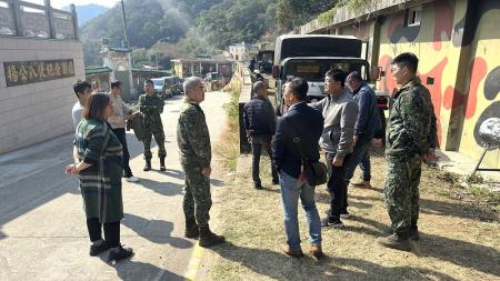 鄉公所會同鄉代會與軍方於環島東路楊公八使紀念園區旁邊路段會勘，討論道路拓寬及土地退縮介面等相關事宜。（圖：北竿鄉代會／文：鄭禮頤）