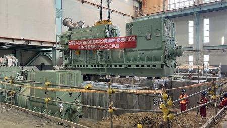 台電珠山分廠新增4部柴油機組，第一部機組昨天進行定位安座，縣長王忠銘、議長張永江等人共同見證。（圖／文：馮紹夫）