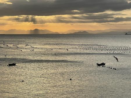 西尾夕照是南竿島美景，中國大陸山巒清晰可見。