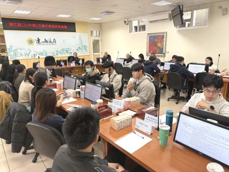 連江縣青年事務委員會114年第二次會議，縣長王忠銘表示，很高興與青年朋友面對面交流，盼打造馬祖成為青年厚植實力的根據地。（圖／文：王致潔）