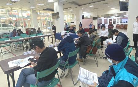 北竿掩埋場遷建環評說明會於惠民市場舉行，地方代表與鄉親出席關心相關規劃。（圖／文：鄭禮頤）