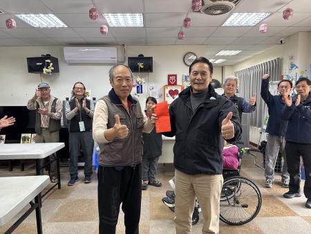 縣長王忠銘前往津沙社協C據點，致贈加菜金並關心長者與社區近況，長者們紛紛表示備感溫暖。（圖／文：王致潔）