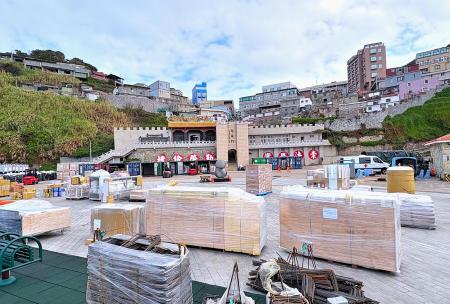 中柱港碼頭進行鋪面更新工程，近來貨船改停漁船碼頭卸載。昔日無碼頭時，忠誠門前澳口就曾是東引最忙碌的碼頭，如今再見貨物堆置，彷彿重現舊時景象。（圖／文：陳其敏）