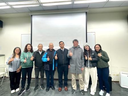 環資局與中央大學合作開設乙級廢污水處理專責人員訓練班，共23位學員參加，環資局同仁特別前往為學員勉勵。（圖：連江縣環資局）