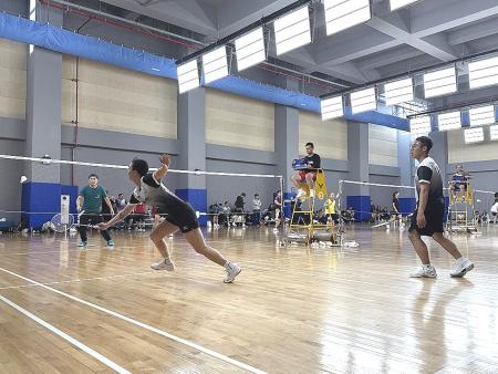 縣長盃羽球賽熱力開打！縣長王忠銘偕同考選部次長林明裕出席開球儀式，勉勵選手們透過運動培養健康體魄、享受比賽樂趣。（圖／文：王致潔）