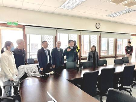 考試委員邱文彥、考選部政務次長林明裕在副縣長陳冠人、代理秘書長陳明傑等人陪同下前往試務中心感謝試務人員的辛勞。（圖／文：王致潔）