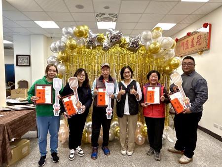 衛生局長陳美金為接受共餐輔導的績優單位頒獎，肯定其以專業與愛心為長輩提供營養餐點，守護長者健康。（圖／文：王致潔）