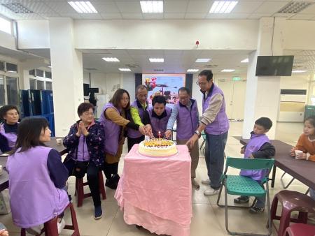 塘岐社協21週年慶熱鬧舉行，理事長與理事、會員們共同慶祝下，為協會的成長與努力喝采。（圖／文：鄭禮頤）