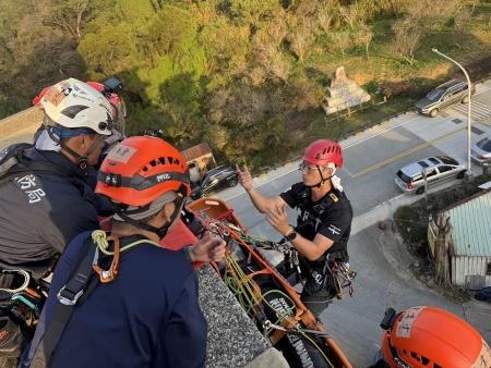 連江縣消防局特邀國內頂尖教官指導，強化繩索救援能量，期盼災害發生時以最短時間、最安全方式守護民眾安全。（圖：連江縣消防局）
