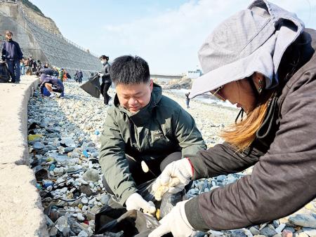 官兵與民眾攜手合作清運。