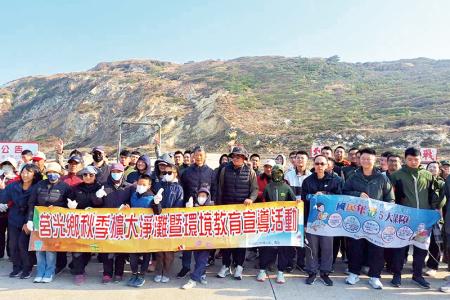 淨灘活動不分年齡職業，共襄盛舉。