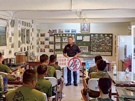 員警實施反毒案例宣導。
