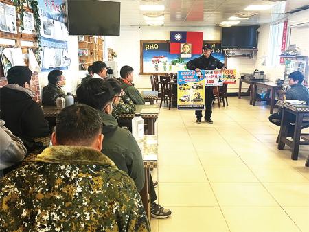 員警進行違法案例宣導。