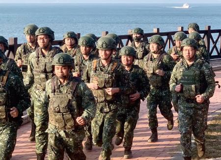 跑步前進展現協調性。