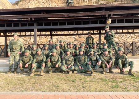 官兵於訓練後進行團體合影。