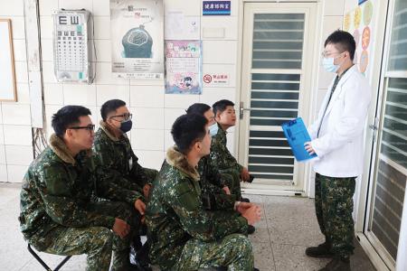 醫官實施衛教說明。