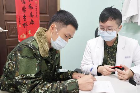 官兵填寫流感疫苗評估表。