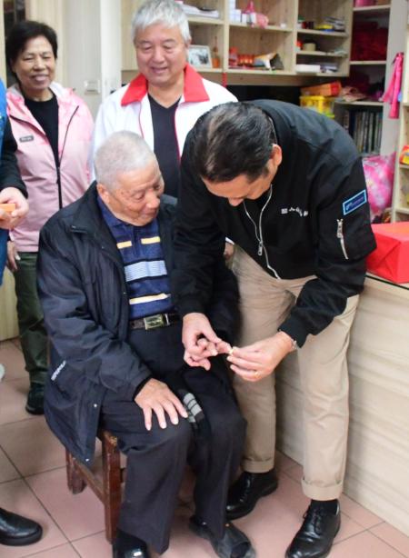 福澳村曹坤金先生歡慶92歲大壽，縣長王忠銘偕同代理秘書長陳明傑等人登門祝壽，祝福健康快樂、福壽綿延。（圖／文：王致潔）