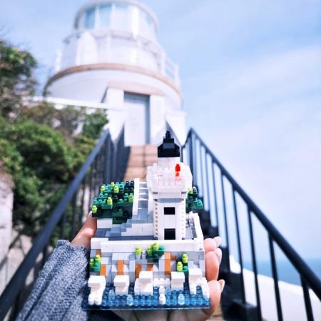 東湧燈塔樂高積木組亮相，成為今年東引秋冬旅遊活動最受矚目的限定紀念品。（圖：東引鄉公所）