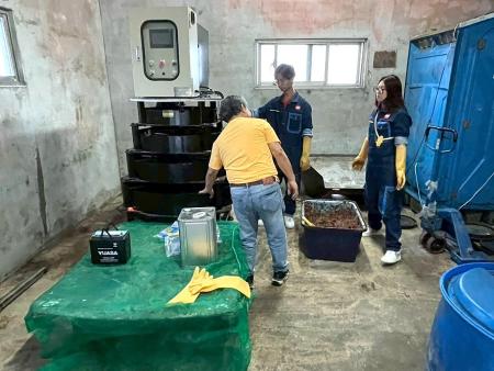 黑水虻飼養處理下水污泥模廠開工。（圖：連江縣環資局）