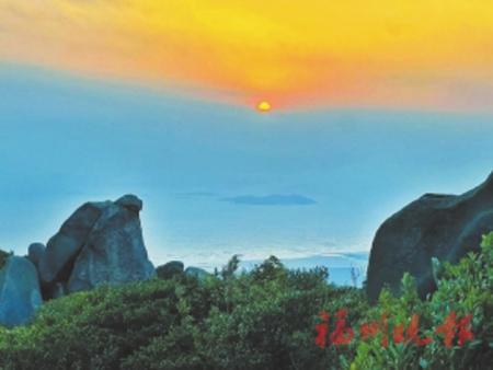 靈峰所在的天池山山頂如今仍可見旭日從海上升起。