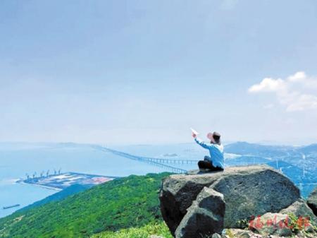 遊客在御國山頂。