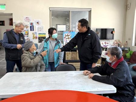歲末年終，縣長王忠銘偕副縣長陳冠人、代理秘書長陳明傑赴復興牛津學堂關懷長者、致贈加菜金，同時也對長者精巧的手作作品讚賞不已。（圖／文：王致潔）