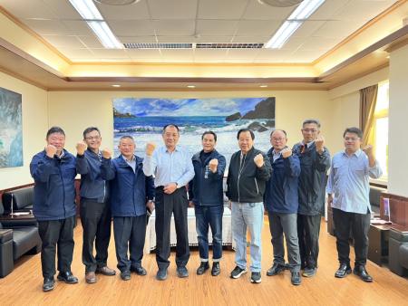 海委會海巡署金馬澎分署長陳泗川昨（8）日拜訪縣長王忠銘，針對緊急醫療與執法交換意見。（圖／文：馮紹夫）