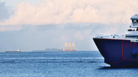 晨光下的海上高塔。（圖與文：陳其敏）