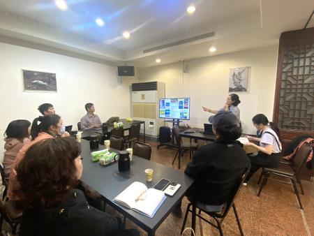 數位工作坊在北竿舉行，講師以簡報介紹相關應用，業者專注聆聽課程內容。（圖／文：鄭禮頤）