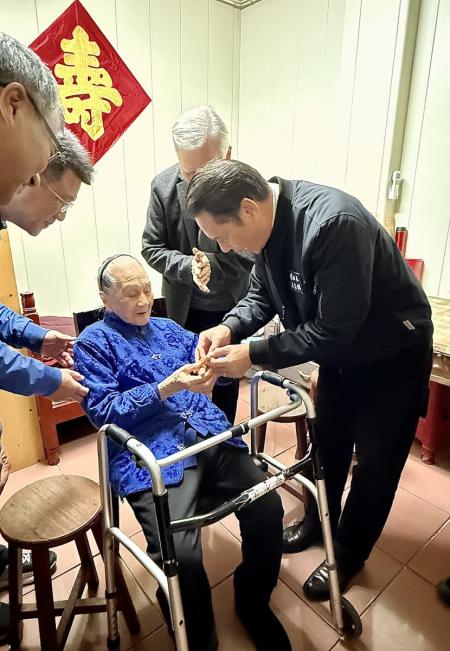 介壽村百歲人瑞王火金女士歡慶102歲壽辰，縣長王忠銘、代理秘書長陳明傑及鄉長林志東等人登門祝賀，願她福壽綿延、安康如意。（圖／文：王致潔）