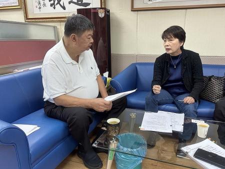 爭取馬祖高中棒球隊經費支持，立委陳雪生邀集運動部競技運動司長謝富秀研議。（圖：立委陳雪生辦公室）