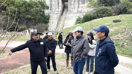 打造馬祖山海櫻花季，縣長王忠銘昨（9）天率相關單位現勘櫻花步道，並指示加強環境與植栽管理。（圖／文：馮紹夫）